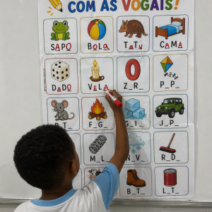 Cartaz + atividades: Descobrindo as vogais